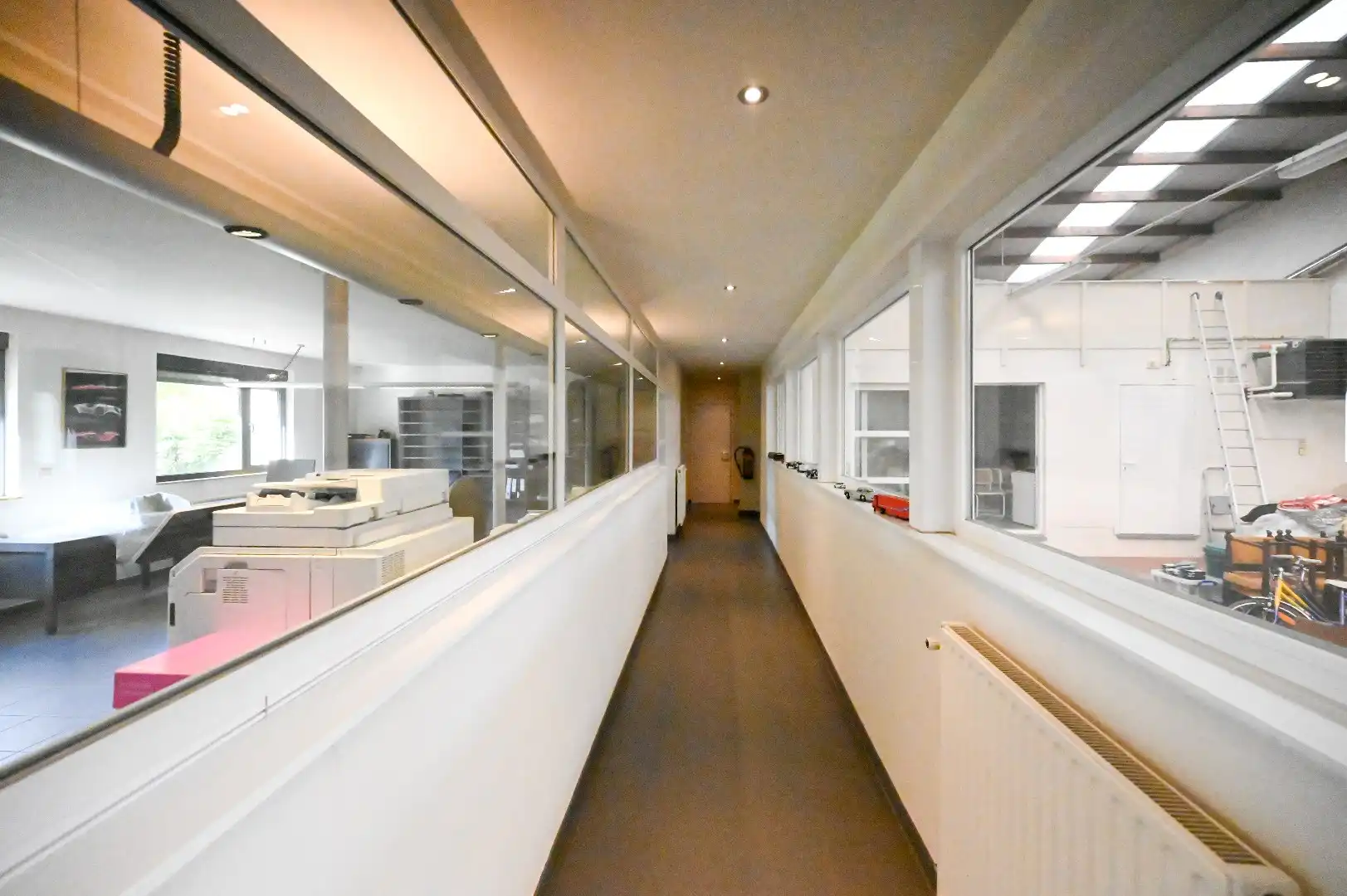 Bedrijfsgebouw met kantoor- en opslagruimte en heel wat parking op toplocatie foto 7