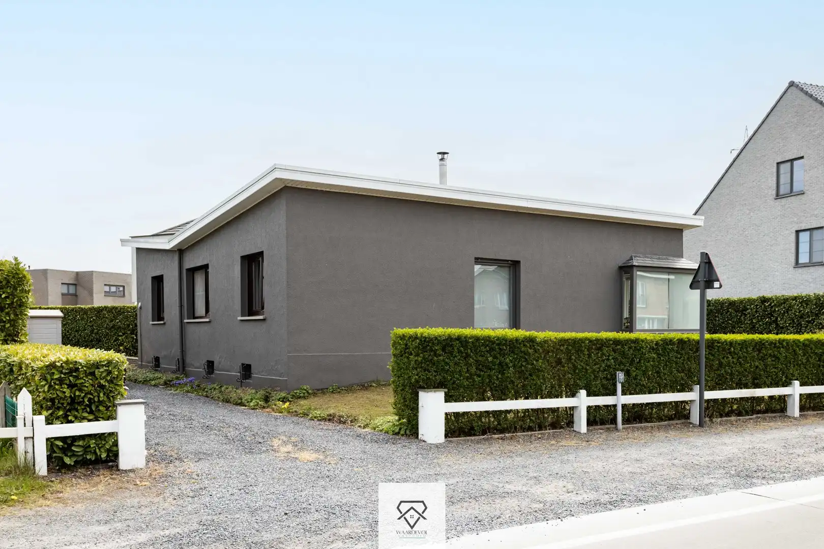 Uitstekend gelegen bungalow met ruimte en potentieel te Drongen foto 4