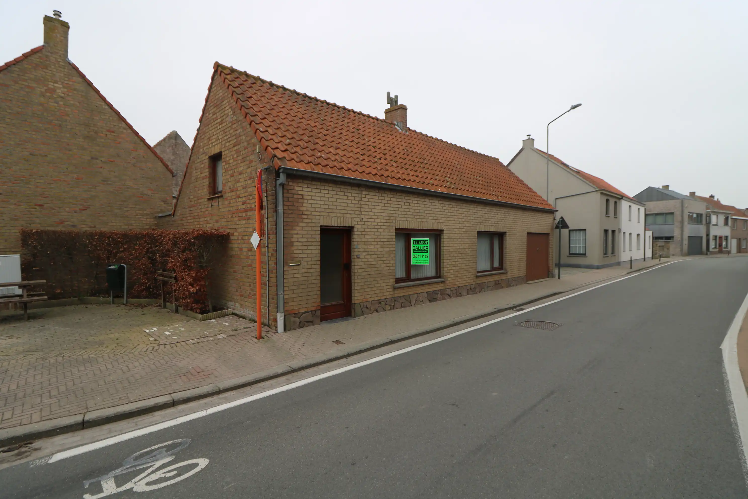 Woning met 3 slaapkamers, zuidgerichte tuin en garage in het centrum van Zuienkerke. foto 3