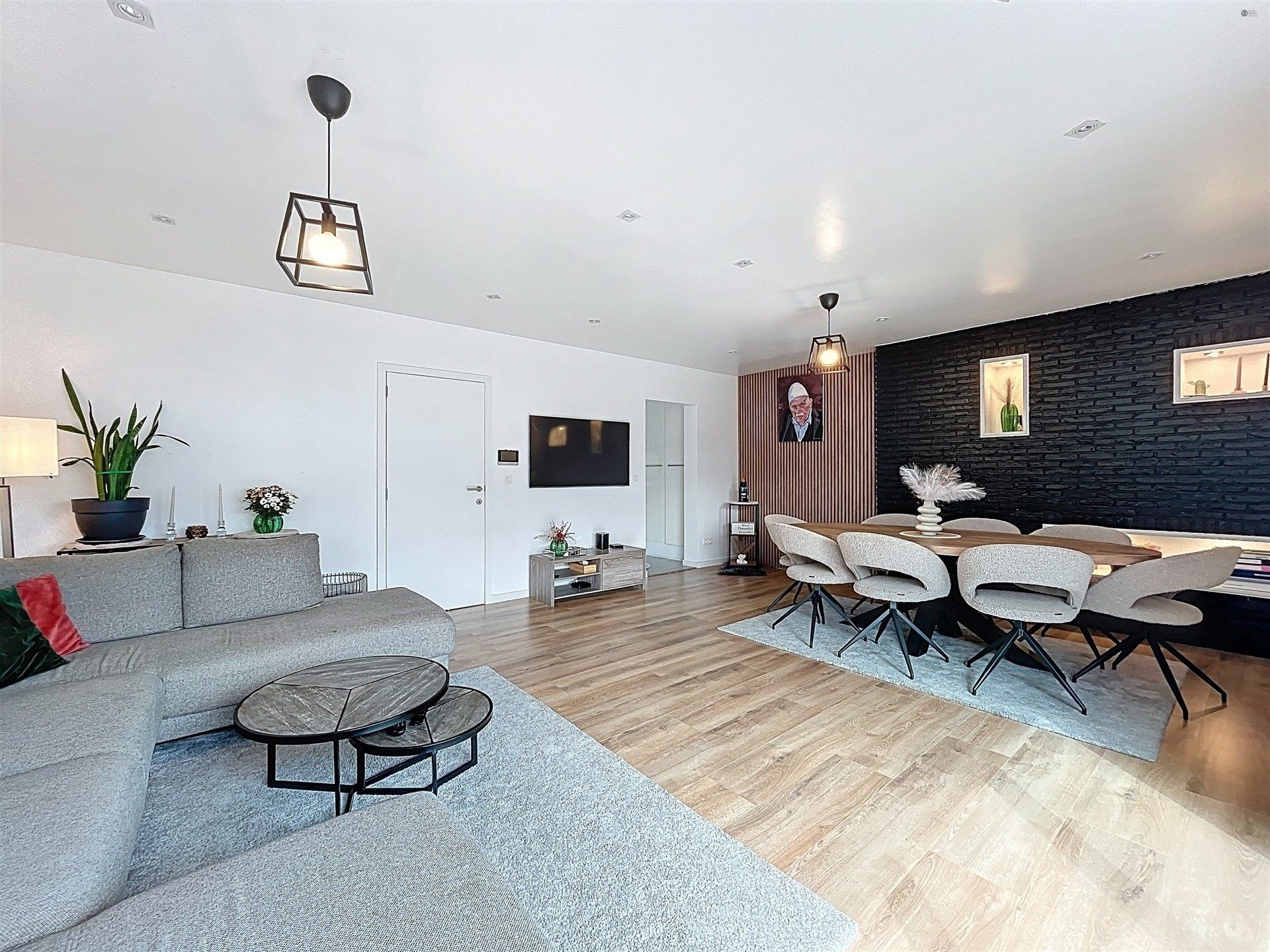 Prachtige instapklare woning met 3 slaapkamers en 3 garages. foto 4