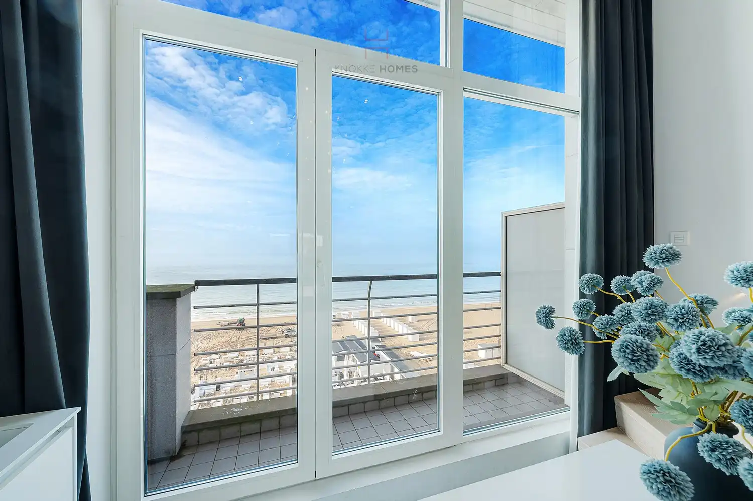 Mooie duplex-mezzanine met frontaal zeezicht en zuidgericht terras. foto {{pictureIndex}}