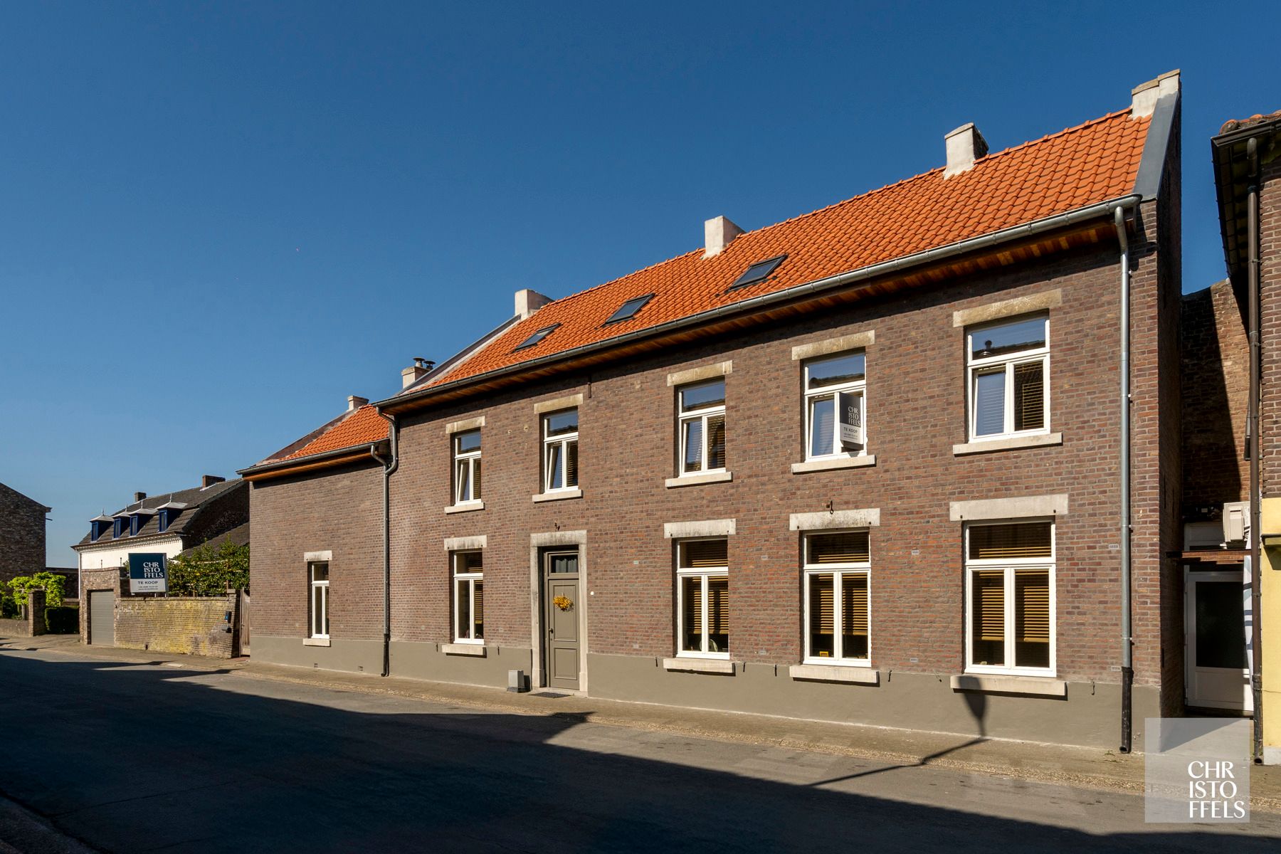 Kwalitatief gerenoveerde hoeve met 413 m² woonbeleving!  foto {{pictureIndex}}