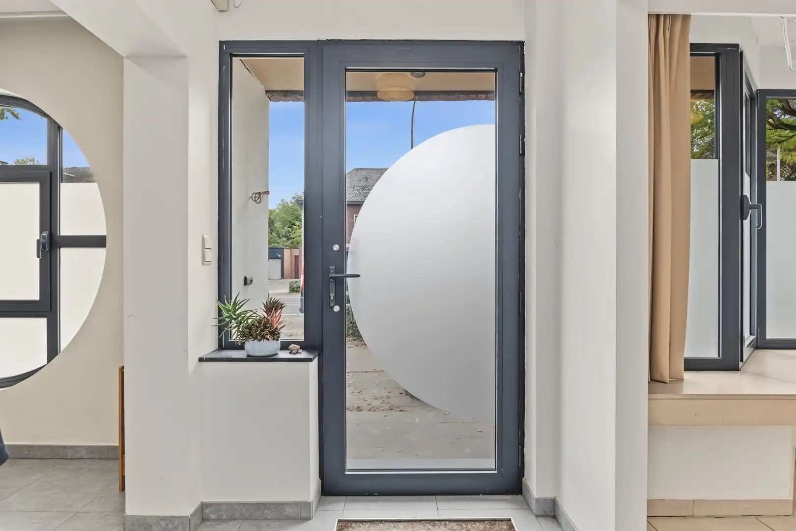 Een ruime, lichtrijke woning met uitbreidingsmogelijkheden in het hart van Zemst foto 2
