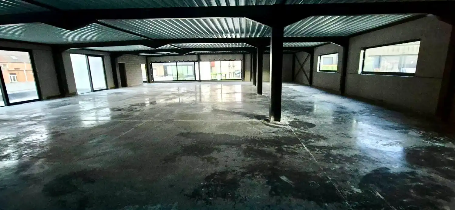 MULTIFUNCTIONEEL NIEUWBOUW COMMERCIEEL GEBOUW MET RUIME PARKING foto 2