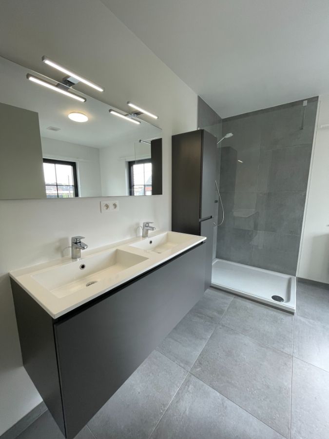 Drie slaapkamer EENGEZINSWONING met garage & tuin foto 26