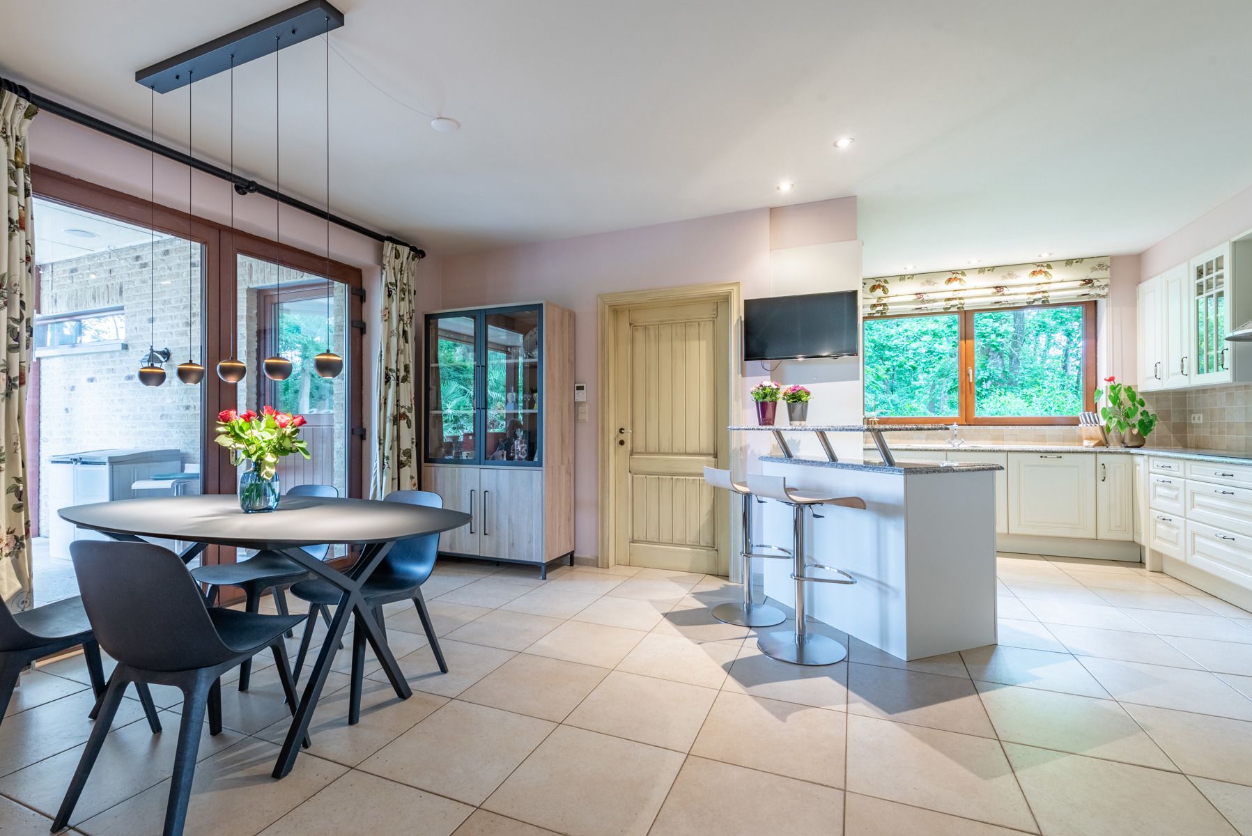 Riante villa met 5 slaapkamers, 4 badkamers en binnenzwembad foto 7