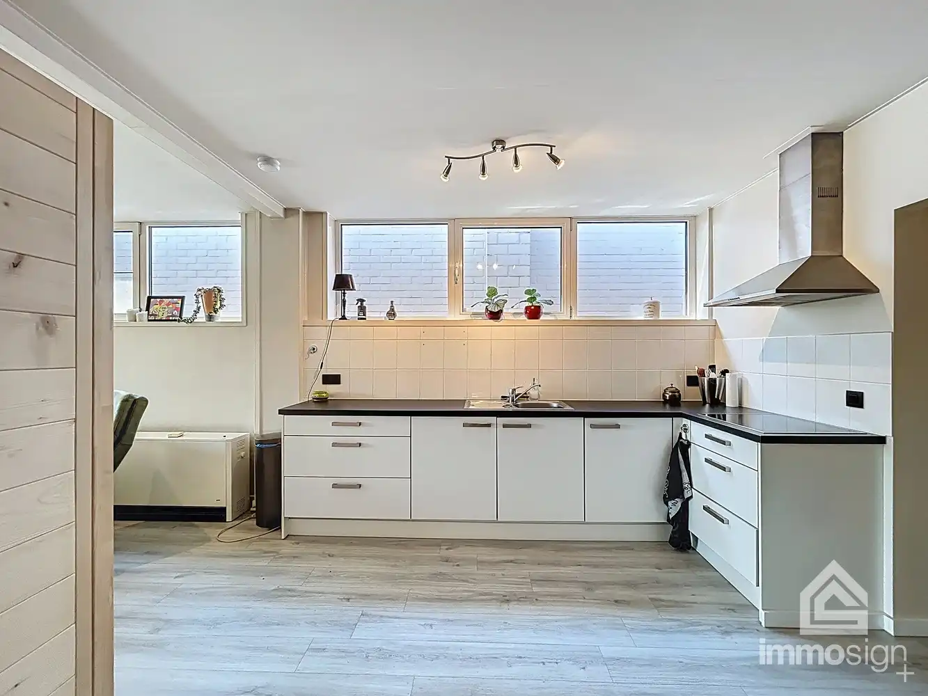 Exclusieve woning voorzien van dubbele garage en bedrijfshal op de Nederlandse grens foto 56