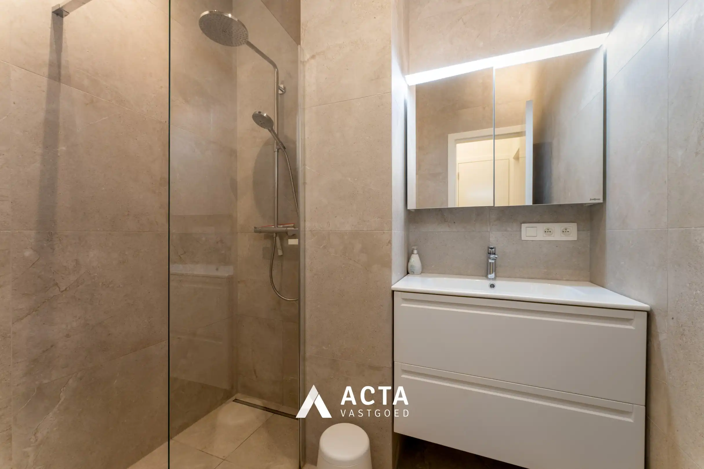 Luxueus gelijkvloersappartement met terras nabij Zeedijk van Mariakerke foto 14
