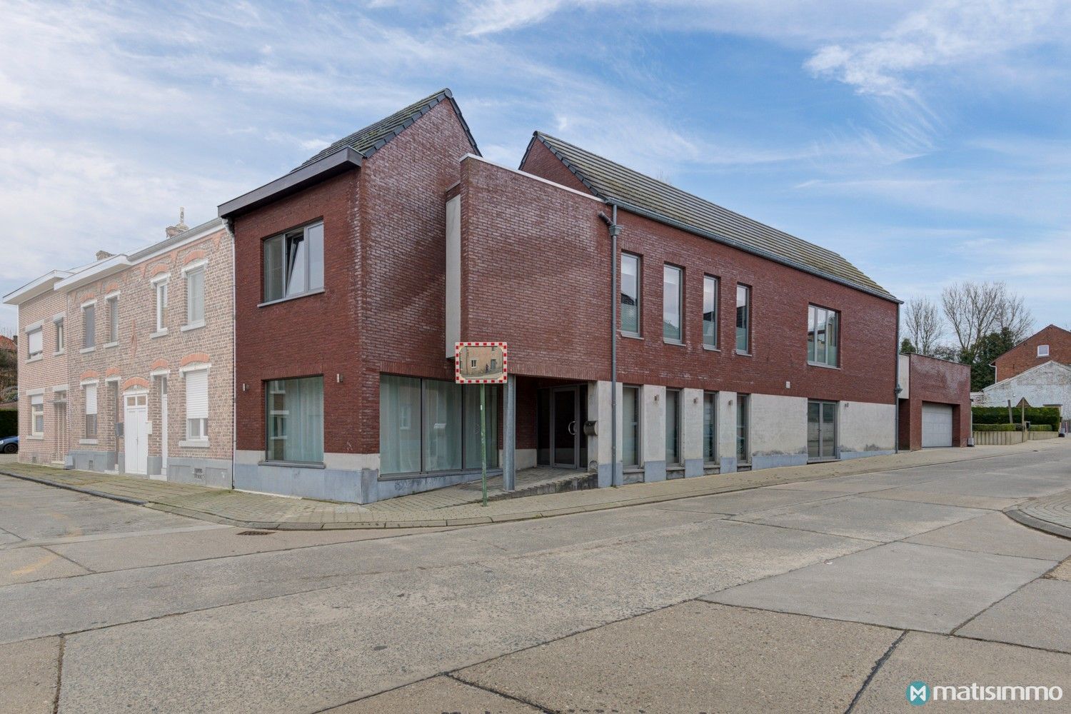 HANDELSPAND MET DUPLEXAPPARTEMENT VOORZIEN VAN EEN INPANDIGE GARAGE MET 2 PARKEERPLAATSEN TE TONGEREN foto {{pictureIndex}}