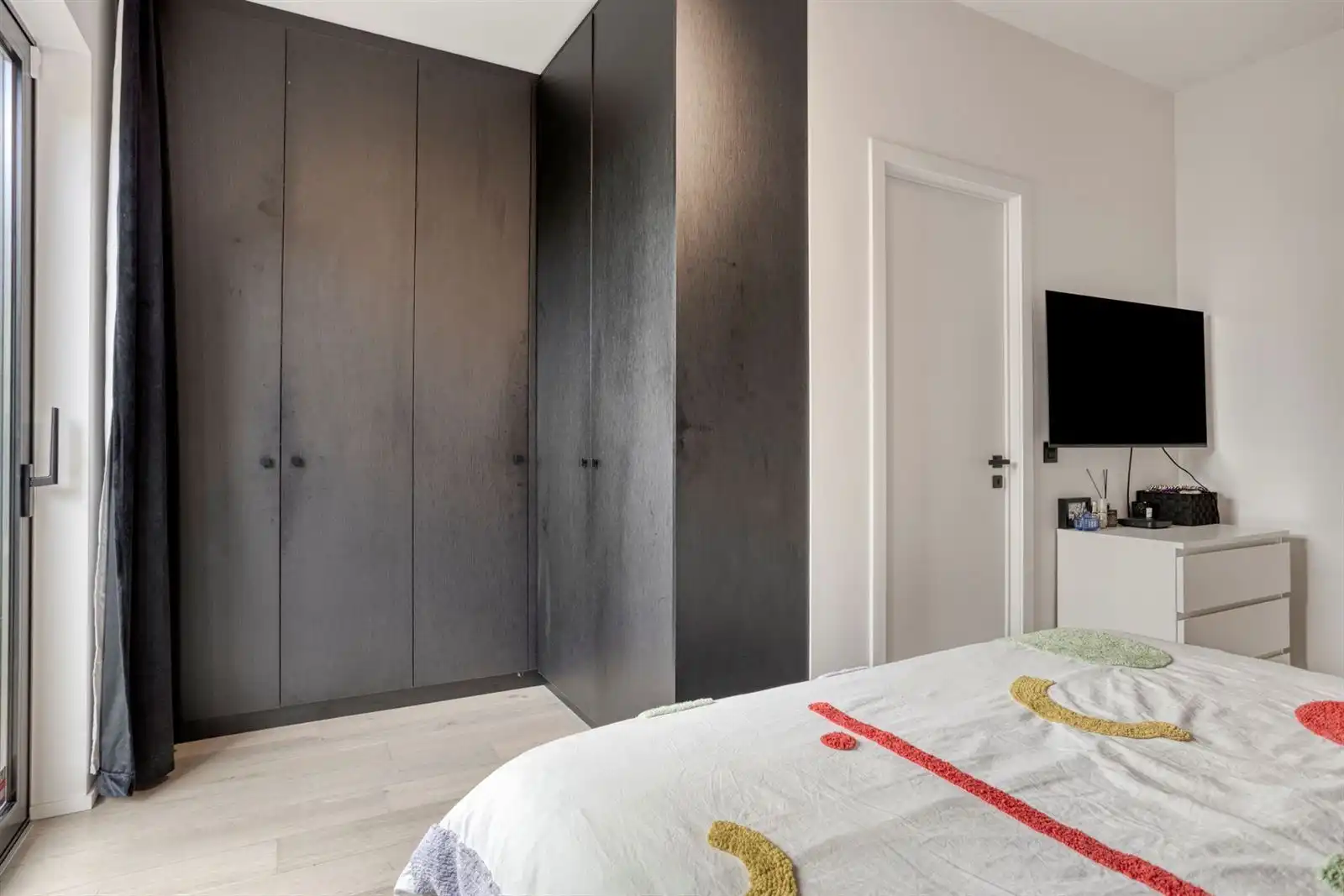 Prachtig recent gelijkvloers appartement met 2 slaapkamers, tuin en parking foto 20