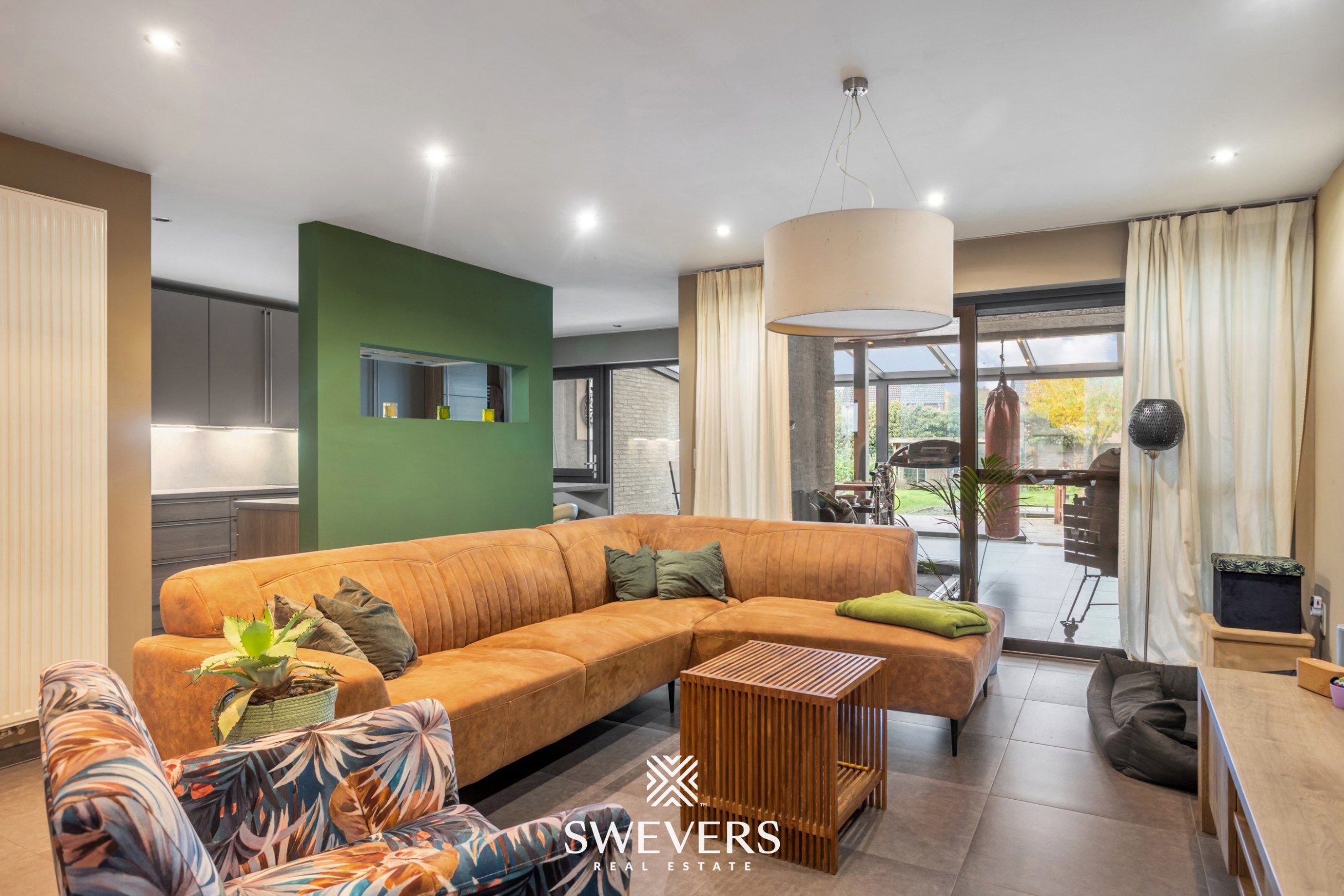 Ruime, instapklare woning met drie slaapkamers en prachtige tuin foto 2