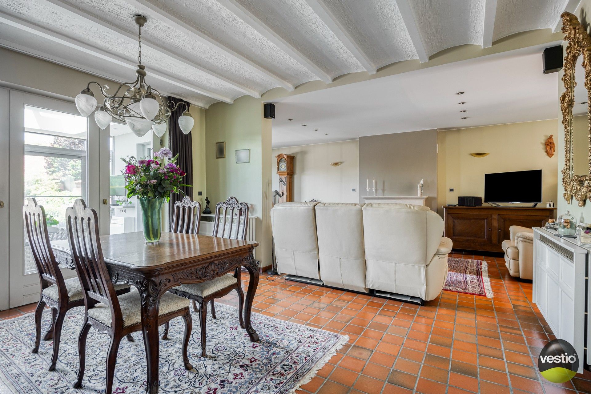 Unieke eigendom met woning, 3 appartementen, weilanden en schuren foto 6