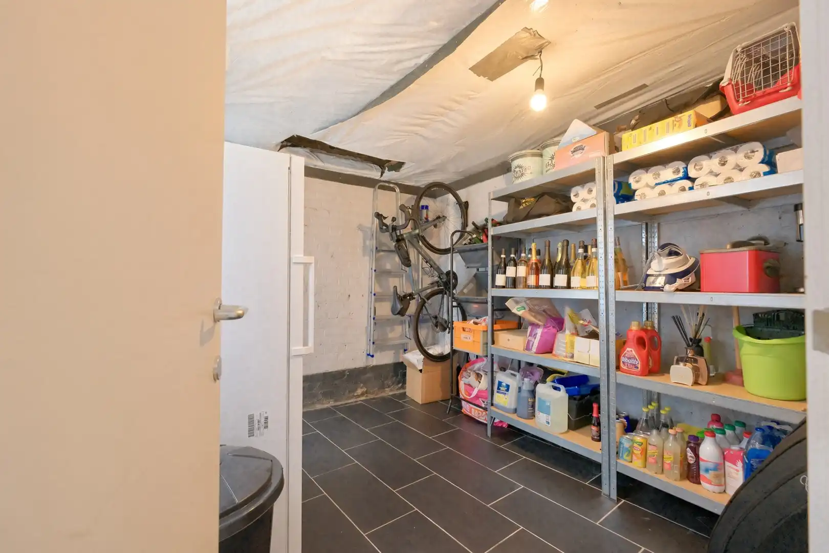 Roeselare - Woning met 2 slpks, ruime badkamer en terras! foto 9