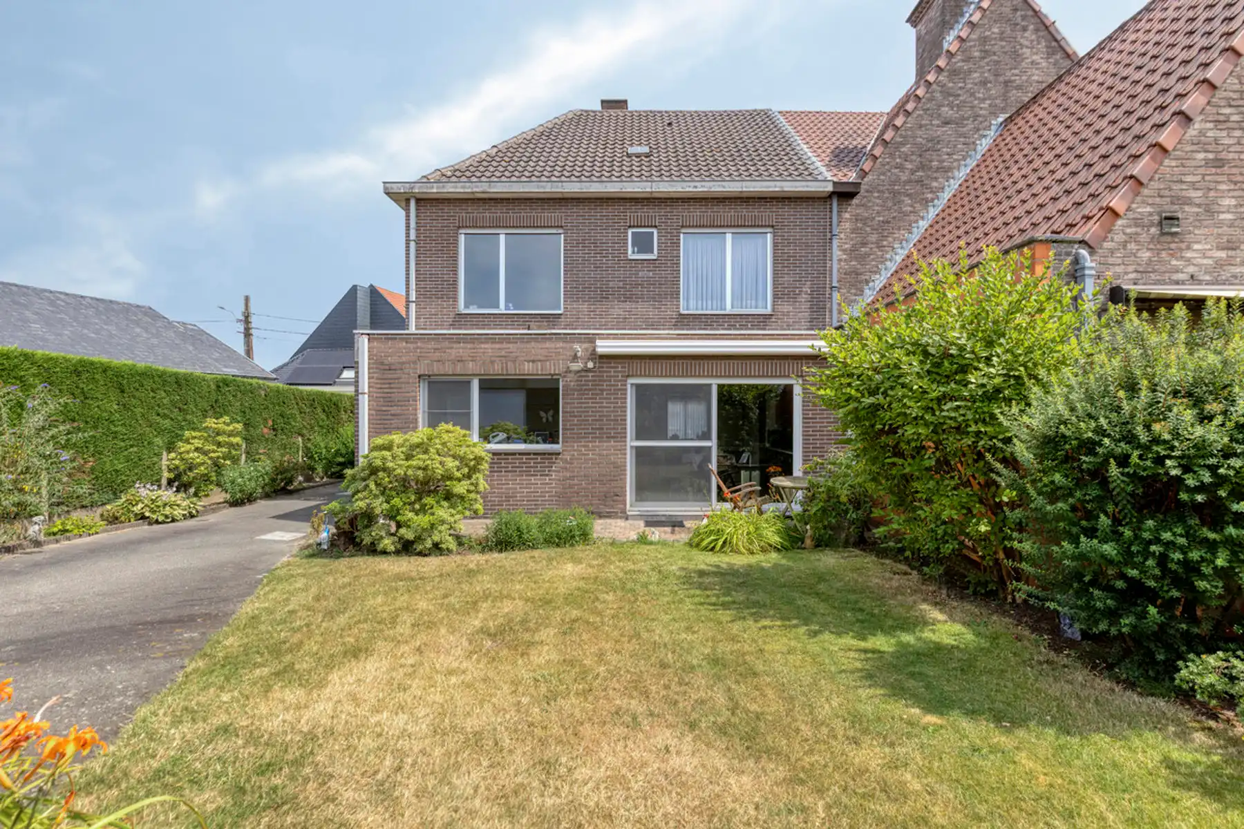 Solide gezinswoning met klasse gevel op locatie in Baasrode.  foto 2