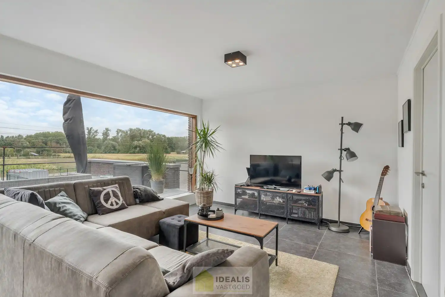 IDEALIS VASTGOED – GELIJKVLOERSE KANTOORRUIMTE MET BOVENLIGGEND APPARTEMENT OP EEN ZICHTLOCATIE IN DIEPENBEEK! Deze gelijkvloerse kantoorruimte van + - 105m² met bovenliggend apart toegankelijk appartement van + - 97 m² met zeer ruim terras is gelegen langs de Steenweg in Diepenbeek en heeft ruim voldoende parkeergelegenheid op eigen terrein. De perfecte zet voor zij die op zoek zijn naar een interessante investering op een zichtlocatie! foto 15