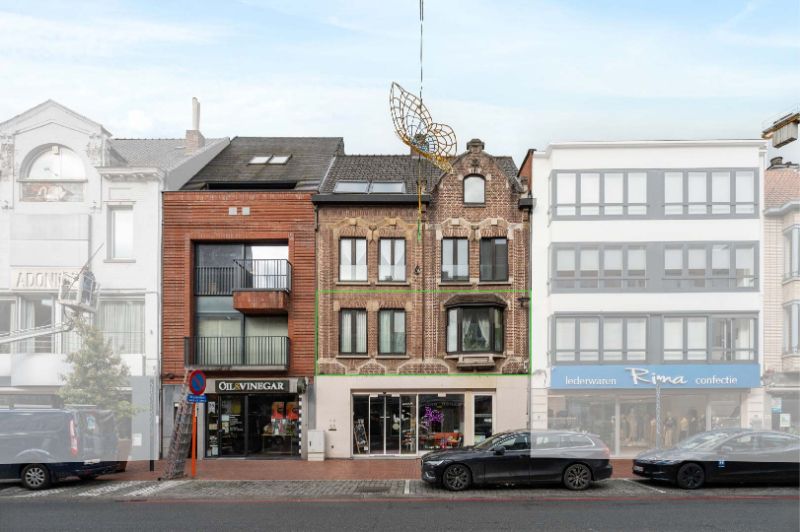 Genoveerd appartementsgebouw met drie appartementen en handelsruimte foto {{pictureIndex}}