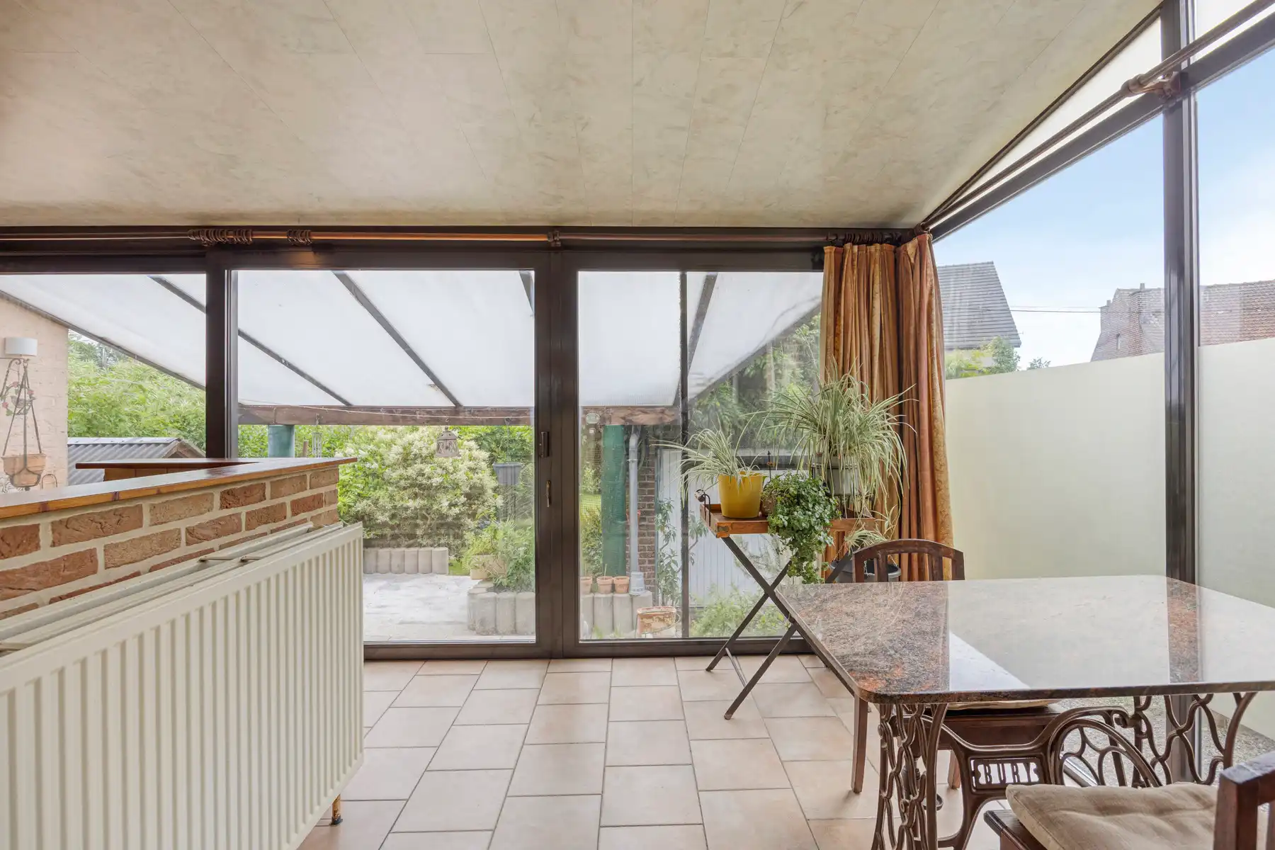 Degelijke 3-gevel met drie slaapkamers, tuin en garage foto 10