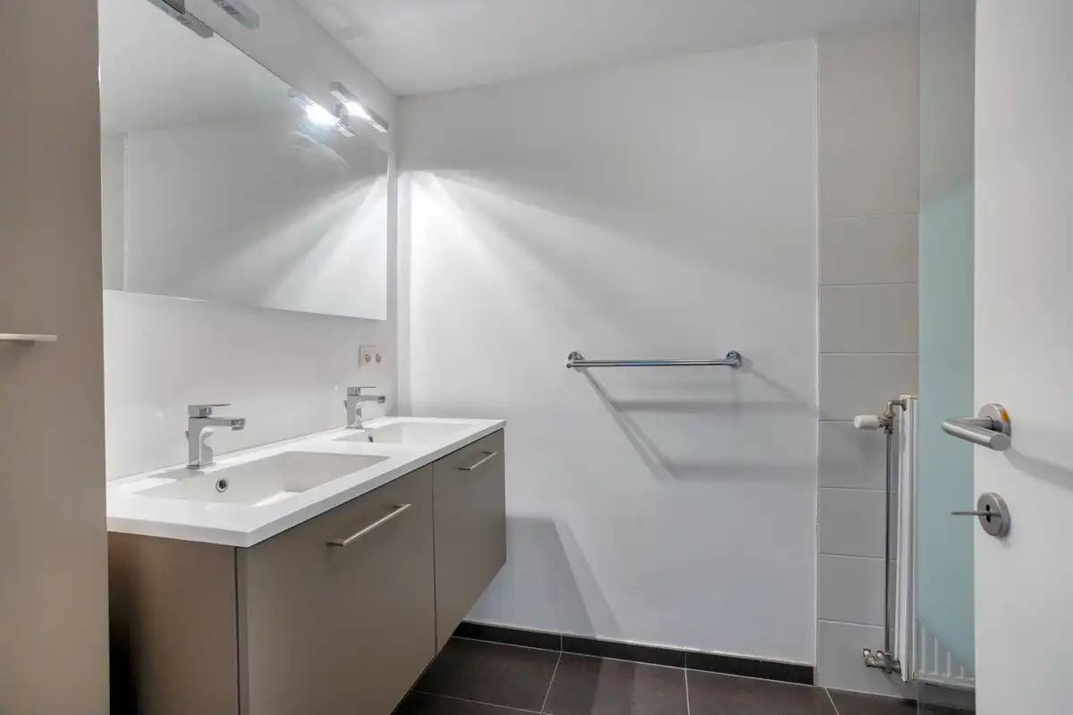 Modern appartement met terras + parkeerplaats + kelder foto 9
