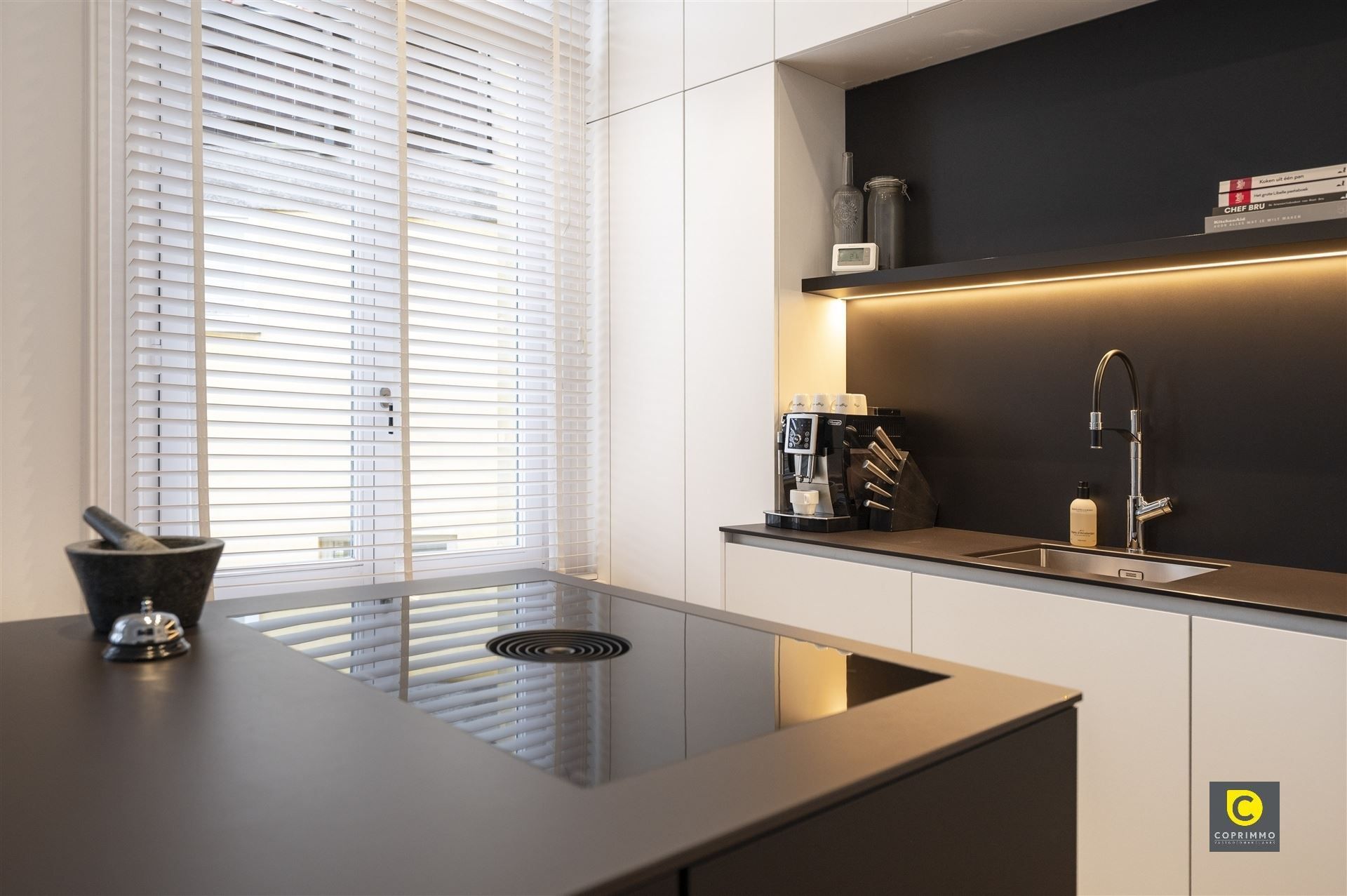 Unieke meesterwoning met garage foto 12