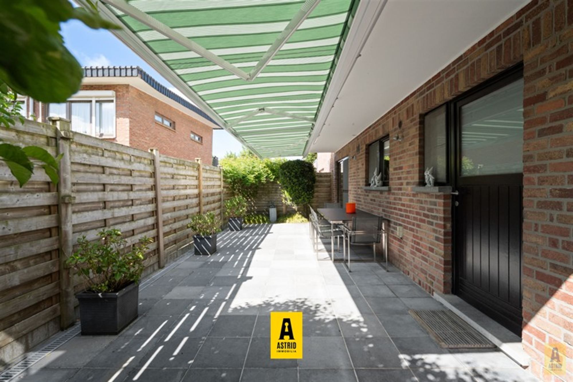 Karaktervolle voormalige dokterswoning met zee aan ruimte en mogelijkheden! foto 48