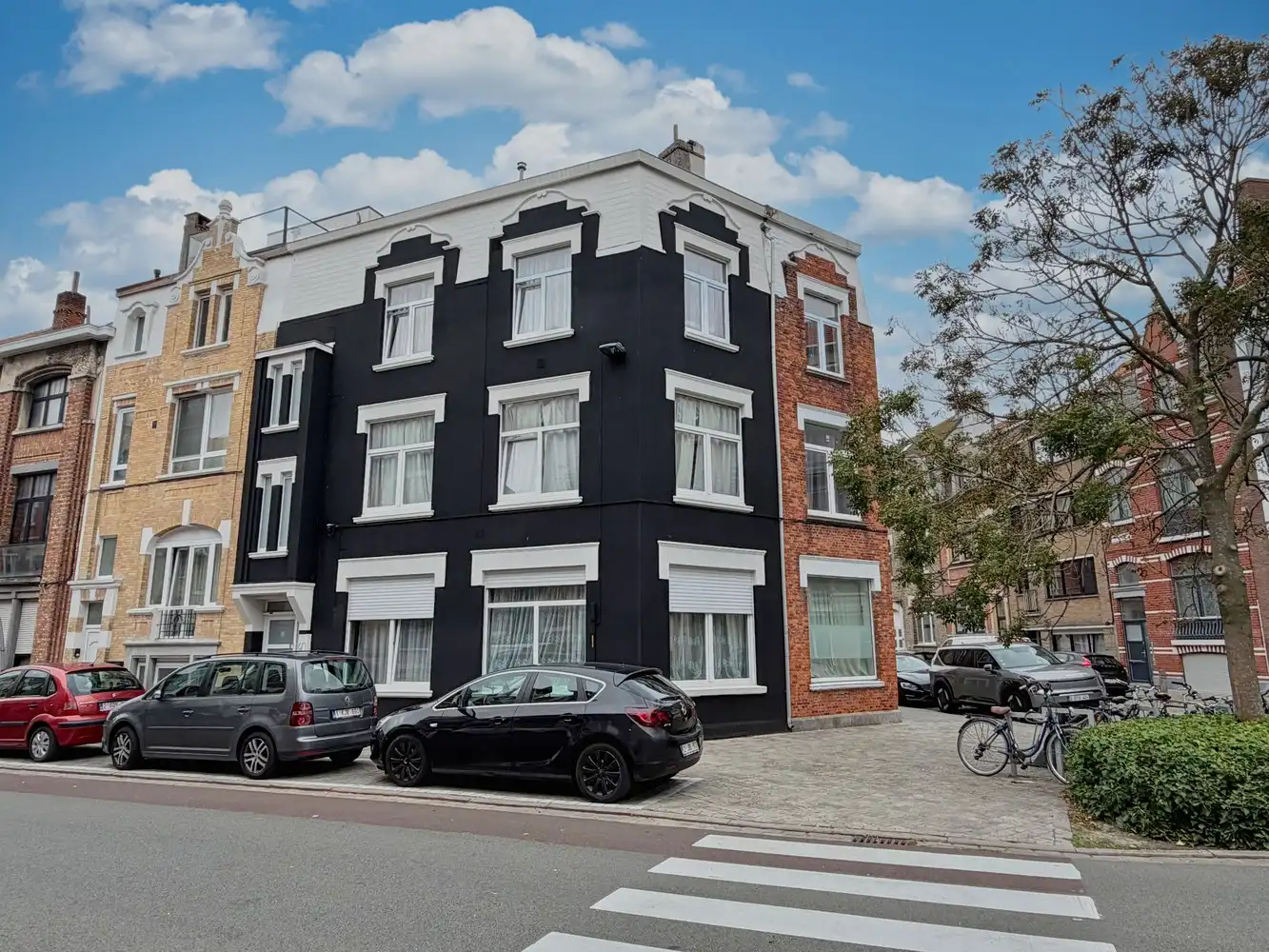 Appartementsgebouw met 3x appartementen met stabiele huurinkomsten! foto {{pictureIndex}}