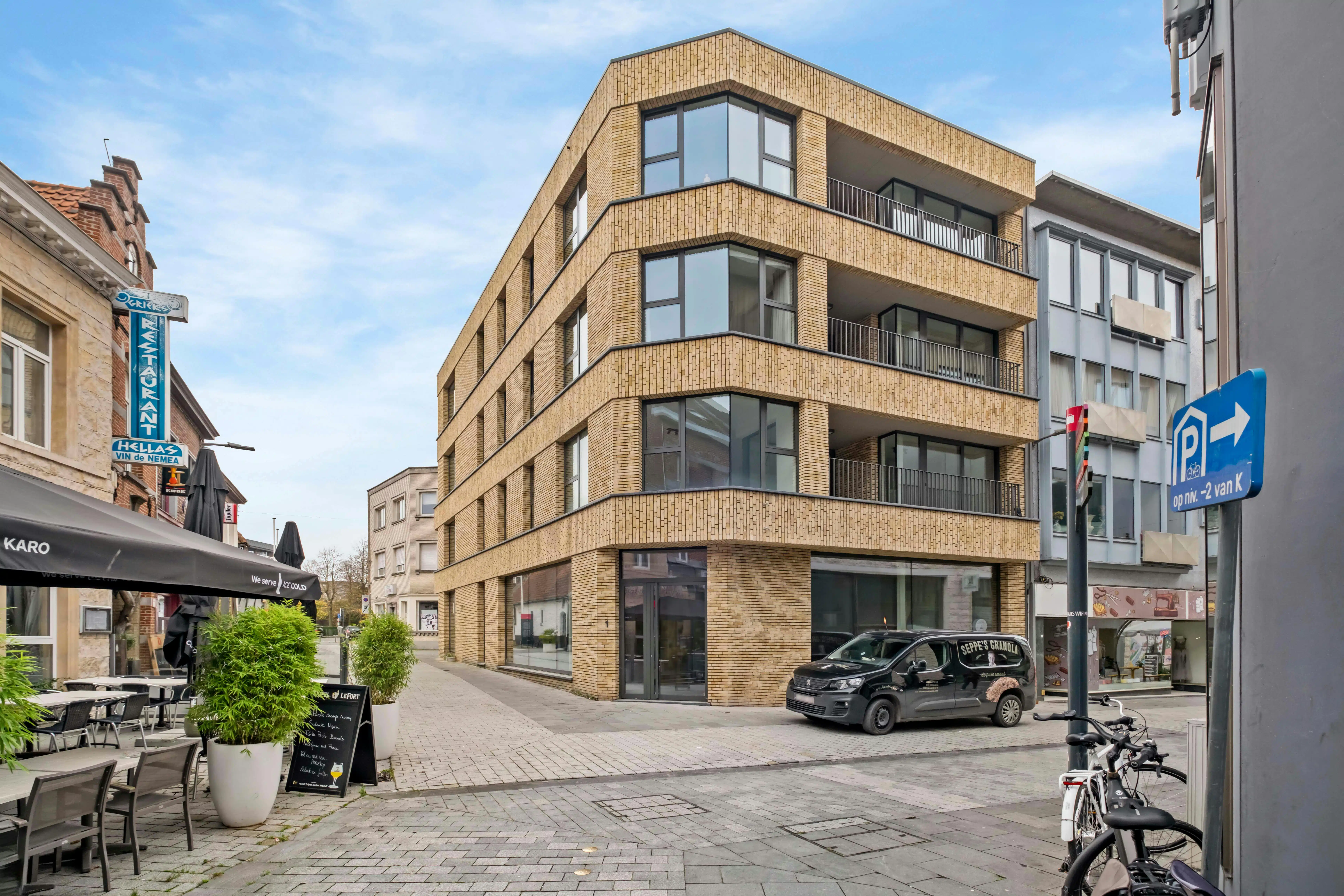  Instapklaar appartement te koop in het centrum van Kortrijk foto {{pictureIndex}}