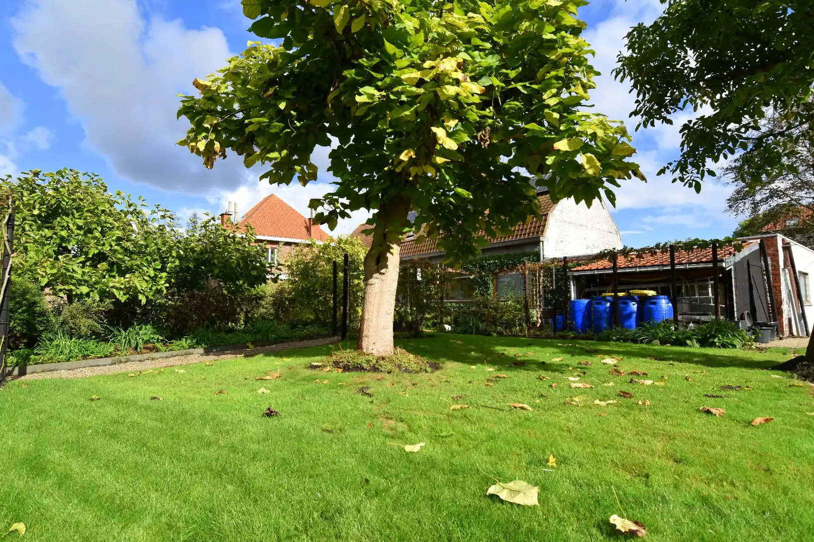 Charmante woning met 3 slaapkamers, 2 garages en een zalige tuin te koop in Gullegem! foto 17