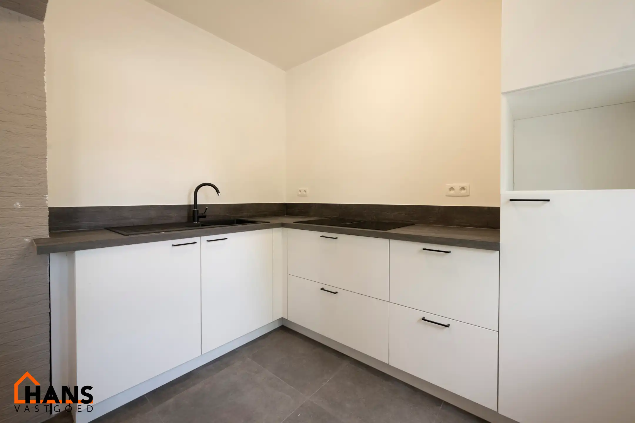 Deels gerenoveerd appartement op de 1ste verdieping met ruim terras ( zonder lift) foto 5