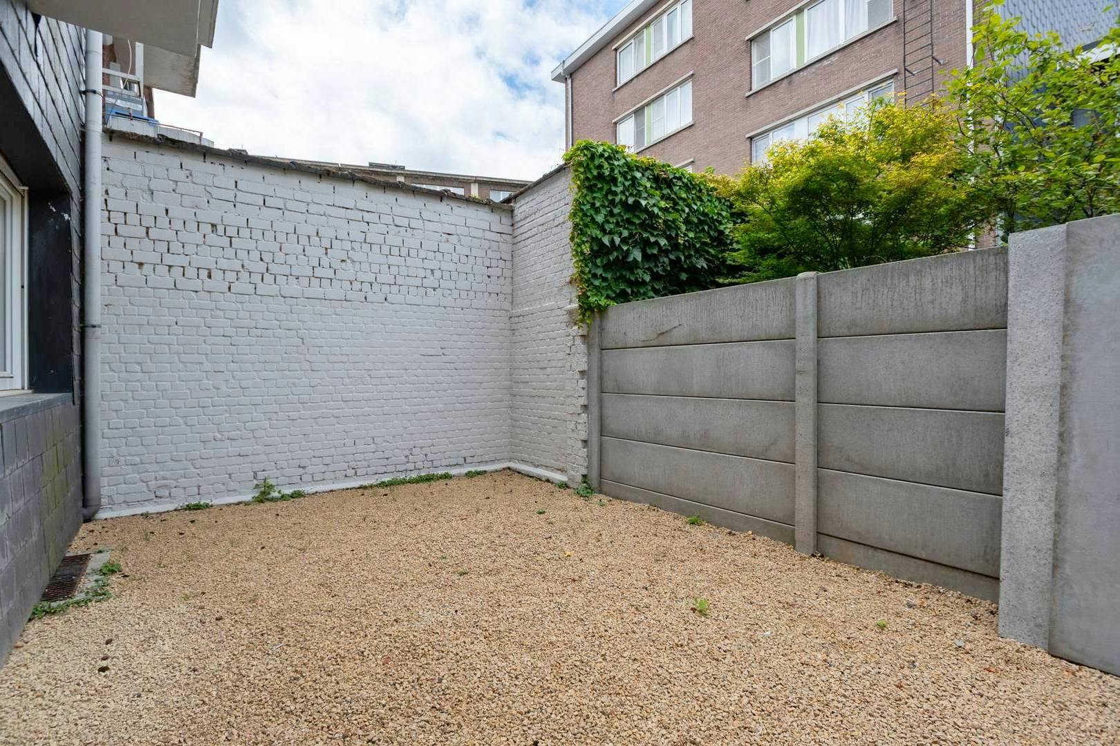 Gerenoveerd gelijkvloers appartement met twee slaapkamers foto 6