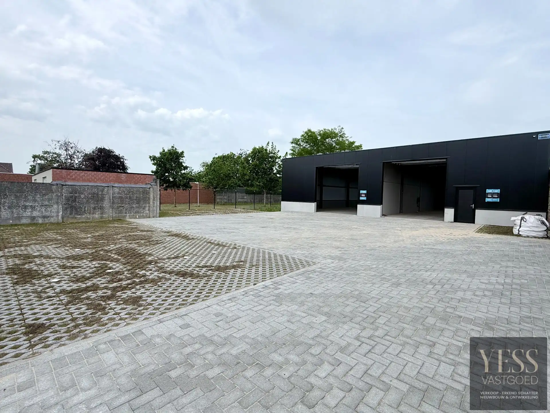 2 Loodsen (met staanplaats / afzonderlijk ook te koop) foto 2