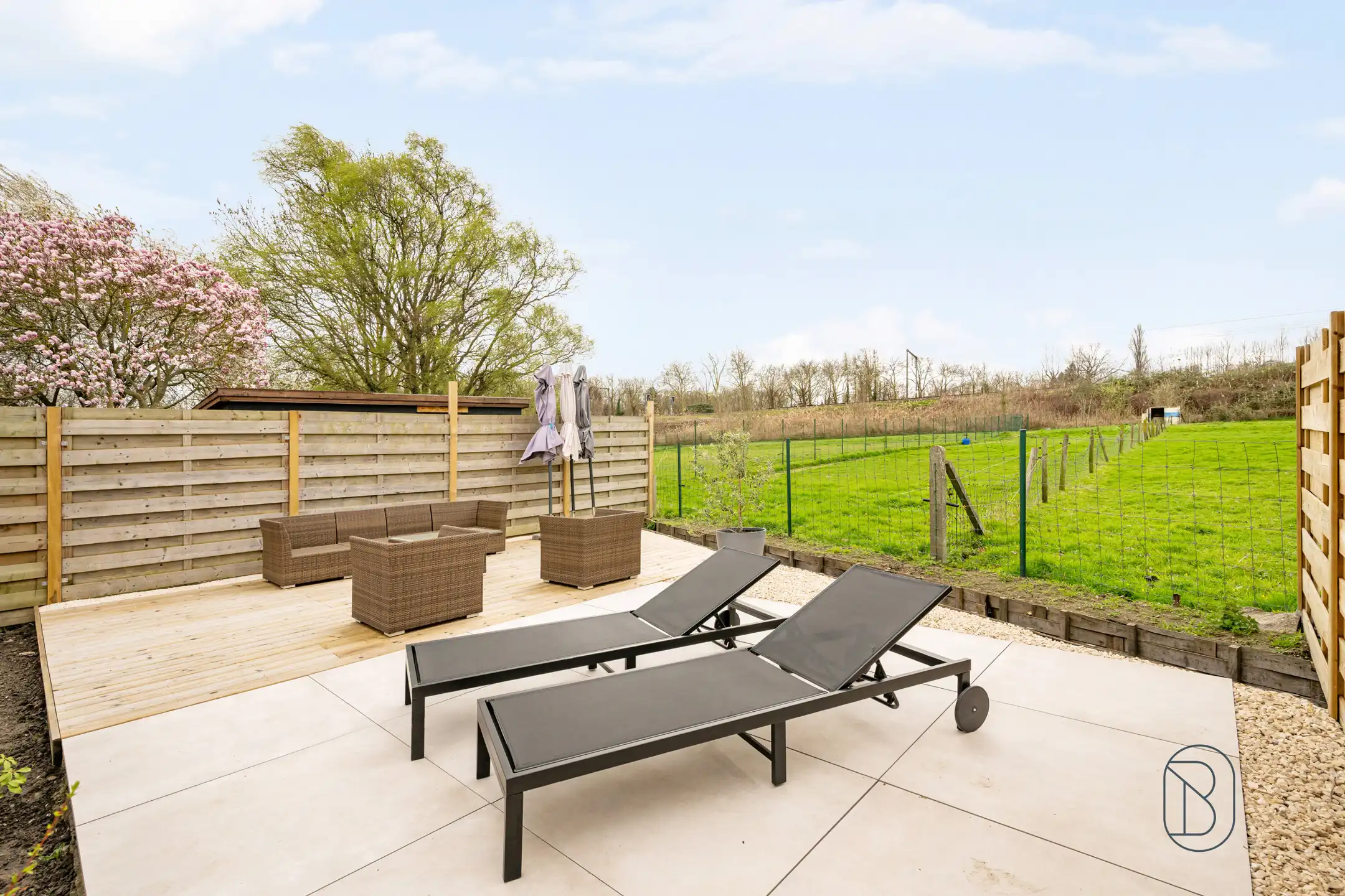 Gerenoveerde rijwoning met 2 SLK en zuidgerichte tuin foto 2