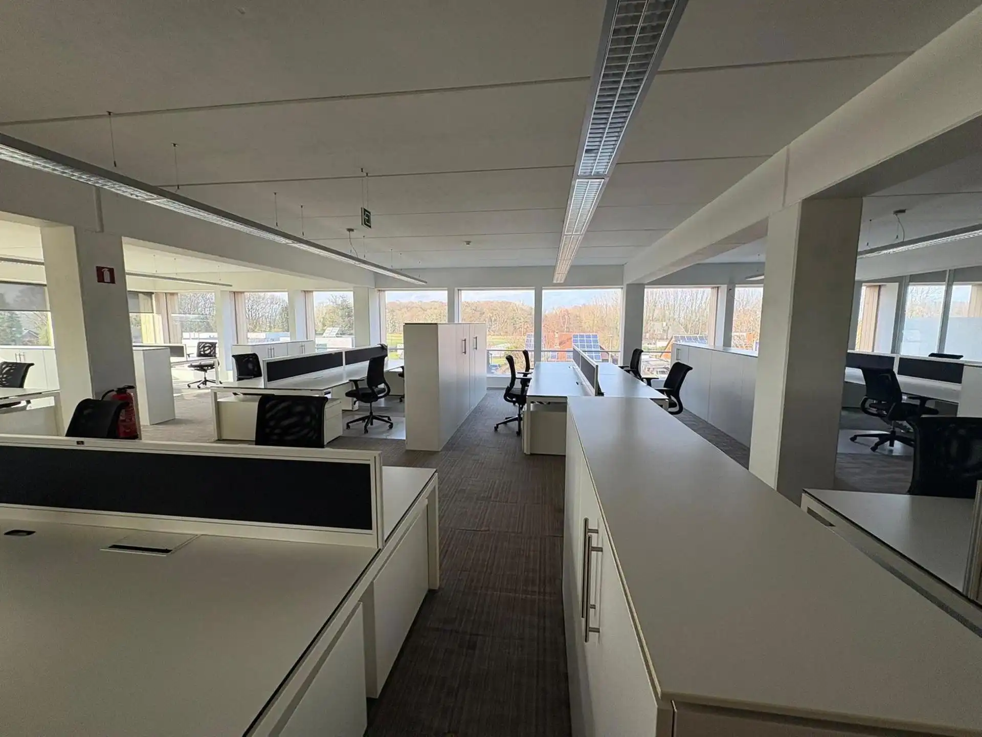 Instapklaar kantoor 1405 m² met parking langs de E313 foto 5