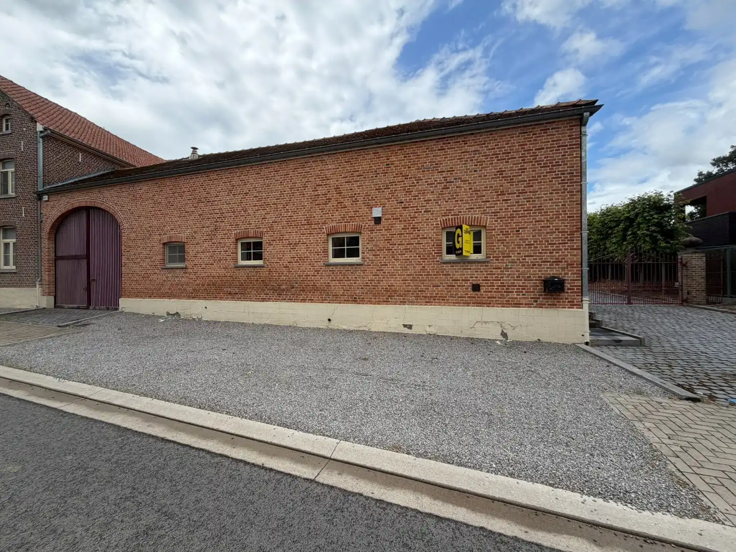 Bijzonder charmante benedenwoonst met 1 slaapkamer, veranda, terras en twee autostandplaatsen foto 5