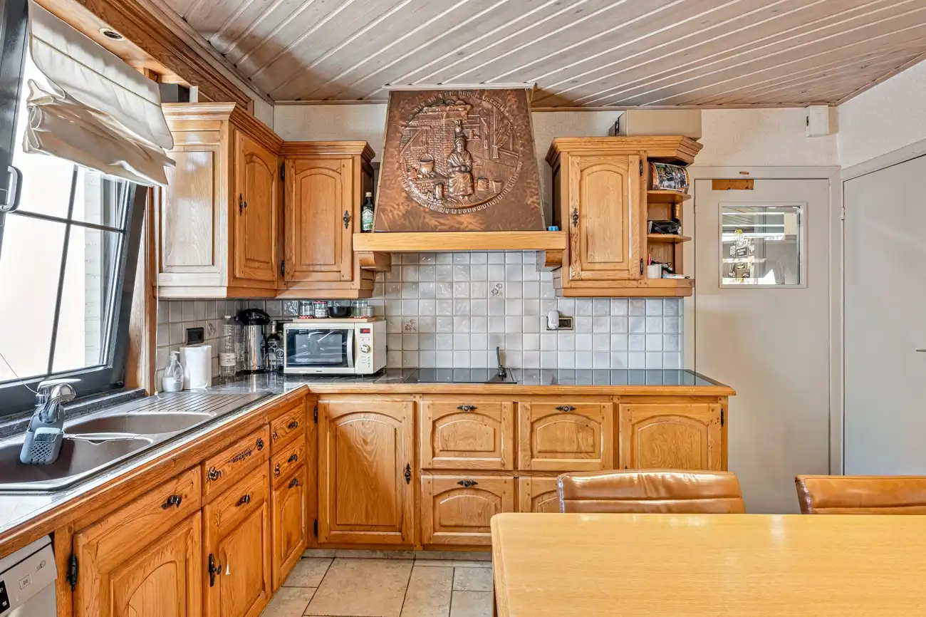Te renoveren halfopen woning met inpandige garage, grote werkruimte (ca. 145m²) en aangename tuin met open zicht in Ertvelde! foto 8
