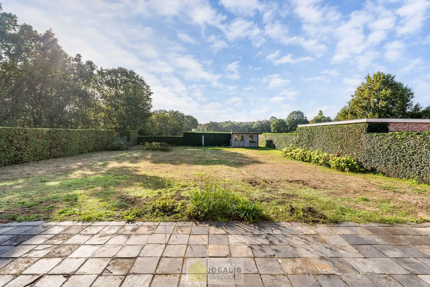 IDEALIS VASTGOED – HEDENDAAGSE EENGEZINSWONING OP RUSTIGE LOCATIE MET AANGELEGDE TUIN OP EEN KNAP PERCEEL (9A87CA) NABIJ HET CENTRUM VAN PELT – De woning omvat een heerlijke lichtrijke open leefruimte met aansluitend goed uitgeruste keuken, fijne wasplaats/berging, 4 royale slaapkamers en goed ingerichte badkamer. Een praktisch ingedeelde woning op een aangenaam en ruim perceel! foto 34
