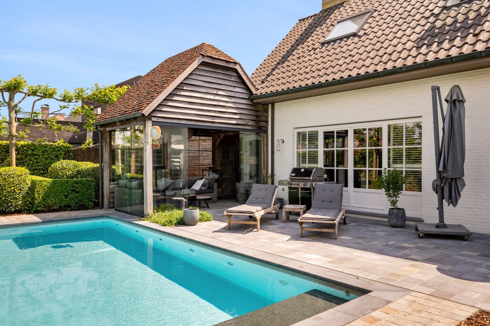 Luxueuze villa met zwembad, poolhouse en vier slaapkamers  foto {{pictureIndex}}