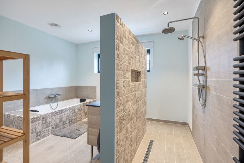 Recente, instapklare woning met garage en zwembad foto 20