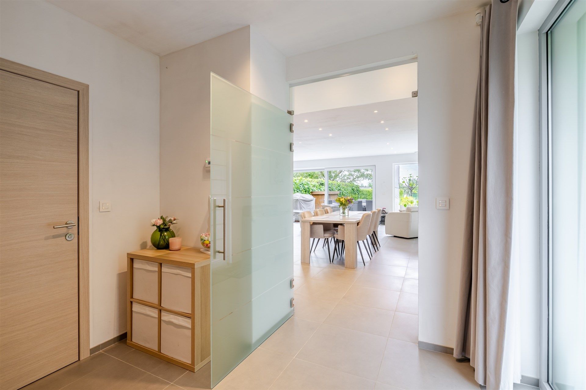 Bemeubelde ruime energiezuinige woning met grote tuin. foto 2