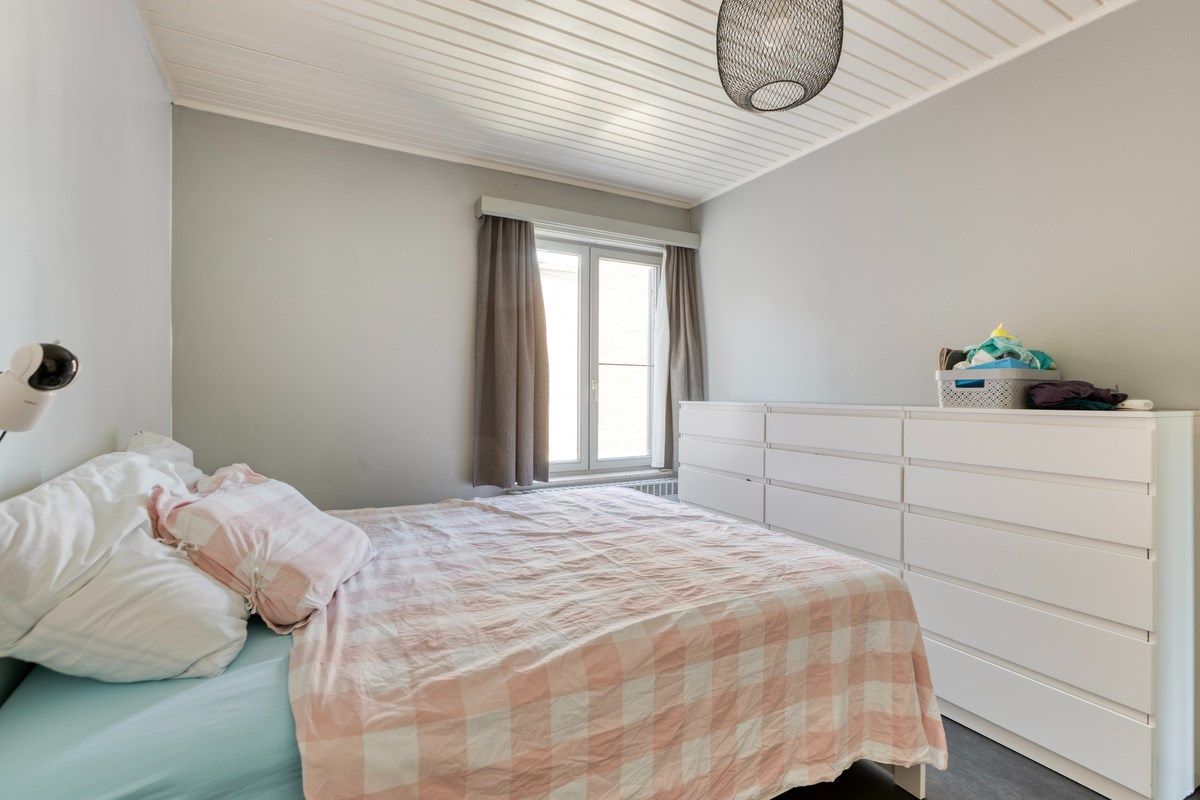 Rustig gelegen gelijkvloers woning met 2 slpks en ruime zolder. foto 10