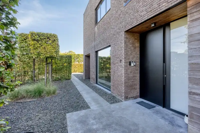 Totaalgerenoveerde villa met EPC A, 5 slaapkamers, zwembad en ruim 45 are grond foto {{pictureIndex}}
