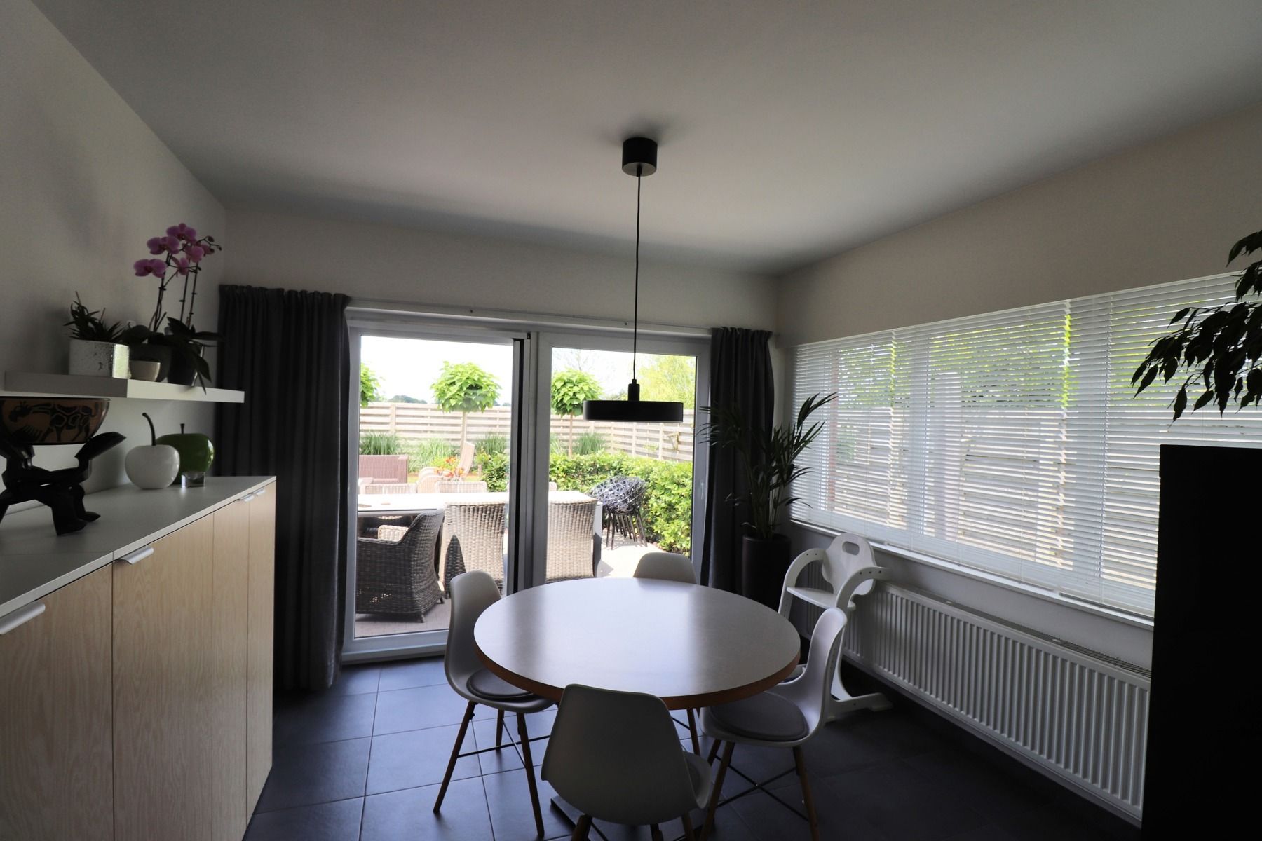 Een woning met 4 slaapkamers, garage, terras en tuin. foto 5