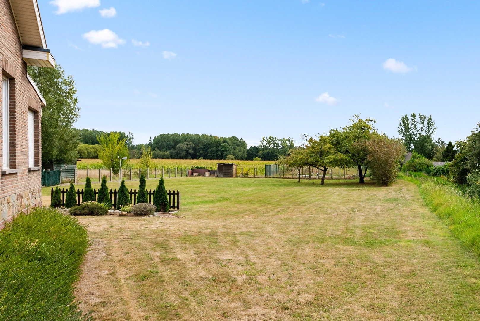 Open bebouwing op topligging met 3 slaapkamers en prachtige tuin foto 21