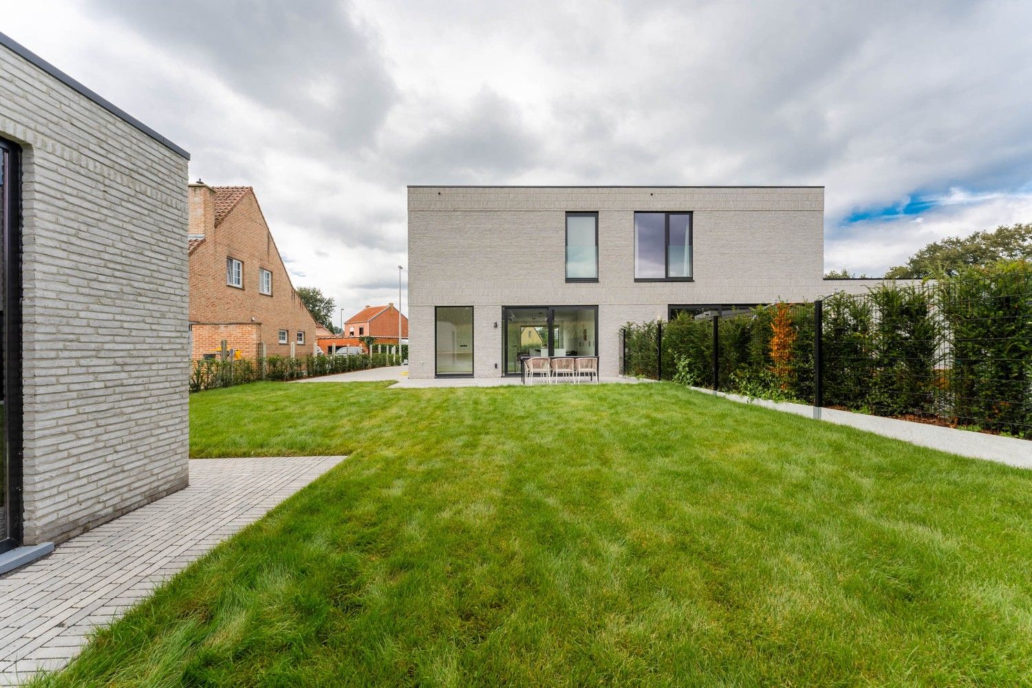 Ruime moderne nieuwbouw woning met 3 SLK met zicht op de weilanden in een rustige straat foto 8