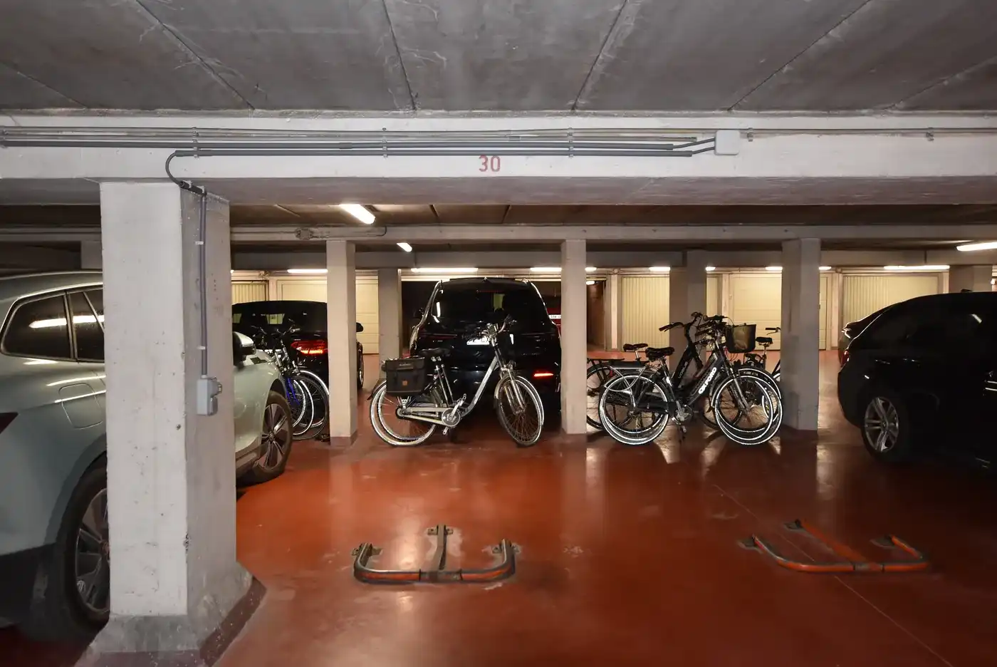Autostaanplaats centraal gelegen op de Kustlaan en nabij het Albertplein  foto 5