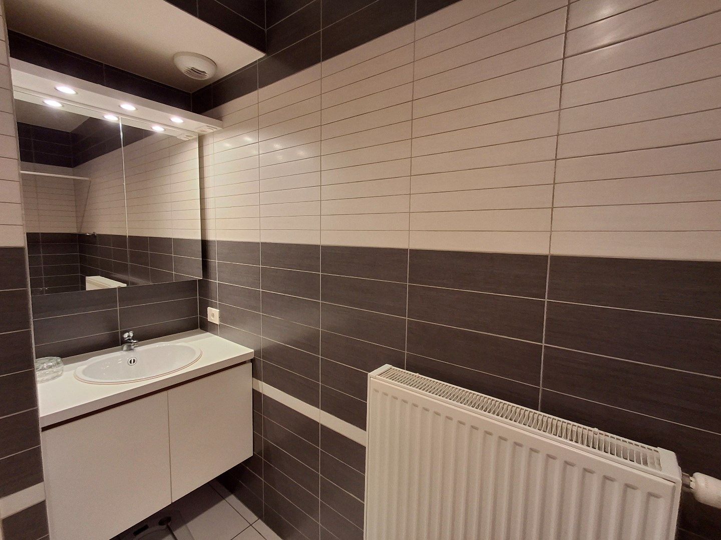 INSTAPKLAAR APPARTEMENT MET 2 SLPKS | 2 TERRASSEN EN STAANPLAATS IN HARTJE KNESSELARE foto 6
