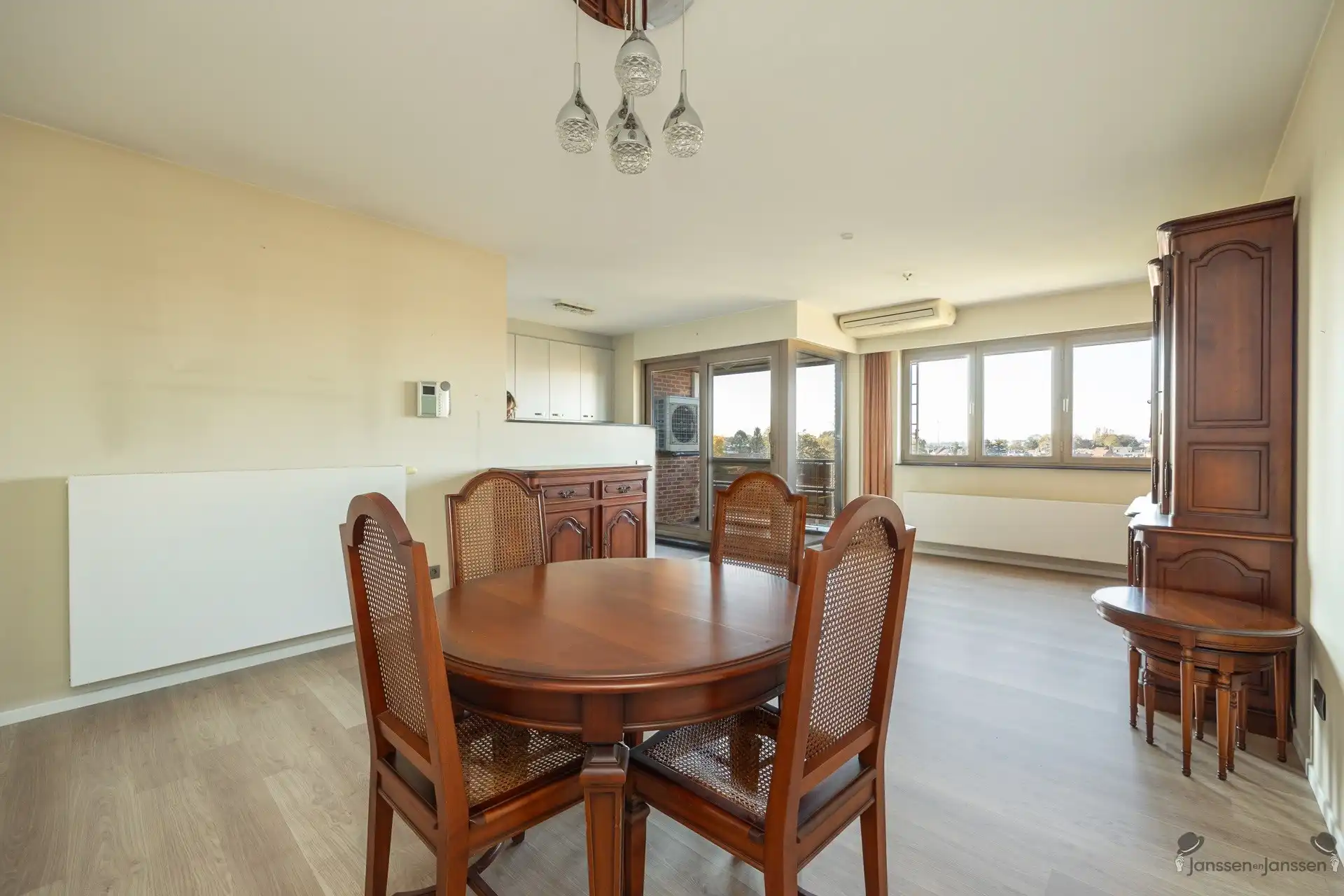 Instapklaar appartement met 2 slpks, terras en autostaanplaats foto 5