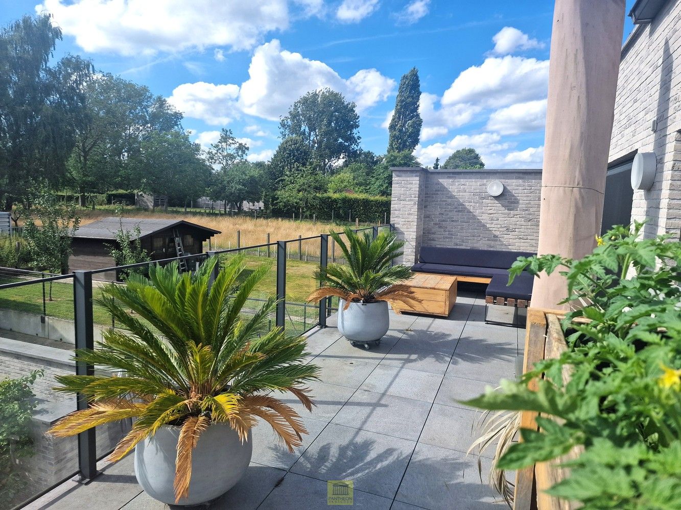 Modern en ruim appartement met groot aangenaam terras . foto {{pictureIndex}}