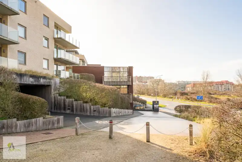 Ontdek dit uniek en zeer ruim duinen appartement (110m² netto bew.opp + terras 15 m²) op 250 meter van het strand en beslist op één van de mooiste locaties aan de westkust! foto 9