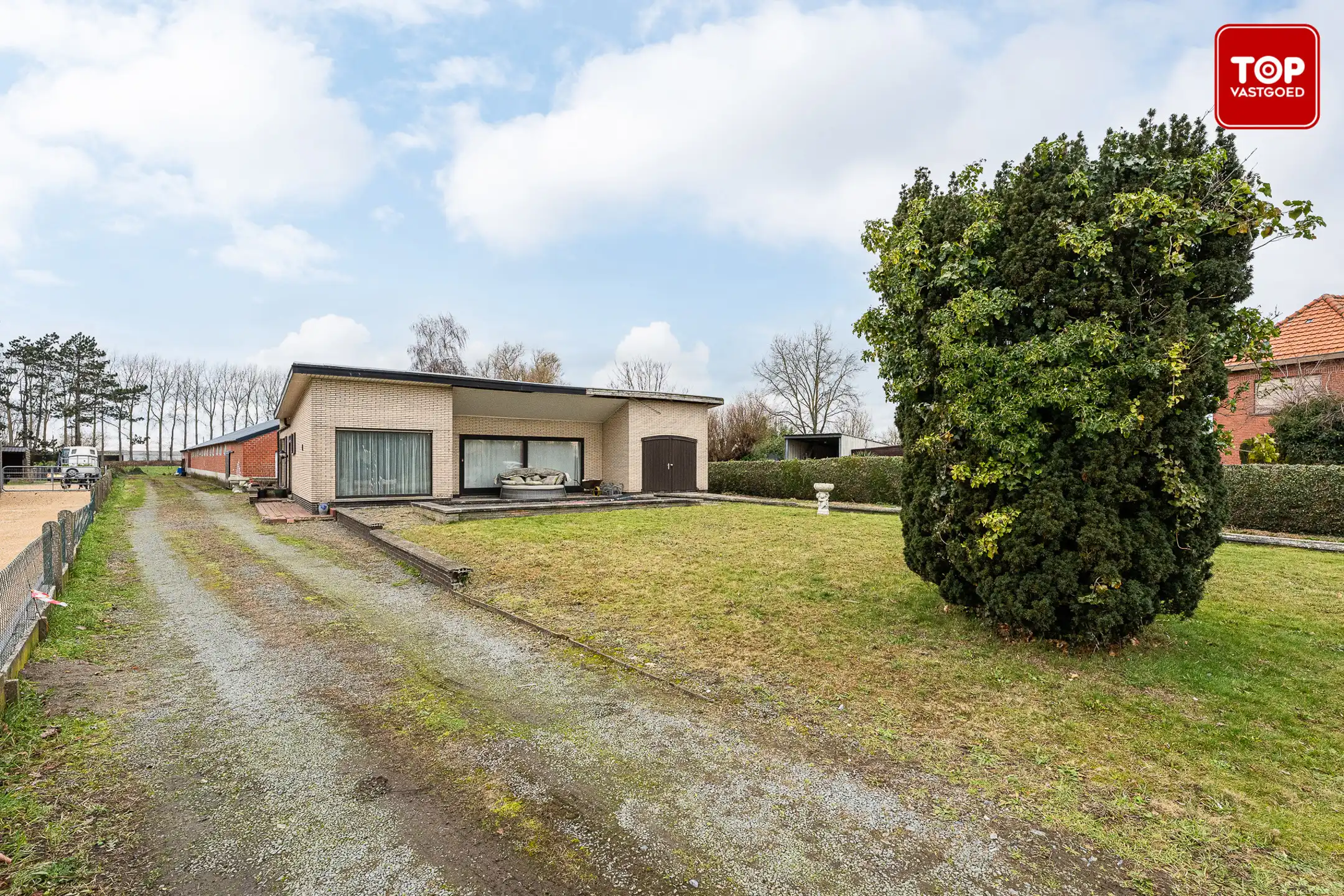 Hoofdfoto van de publicatie: Te renoveren woning met enorme loods