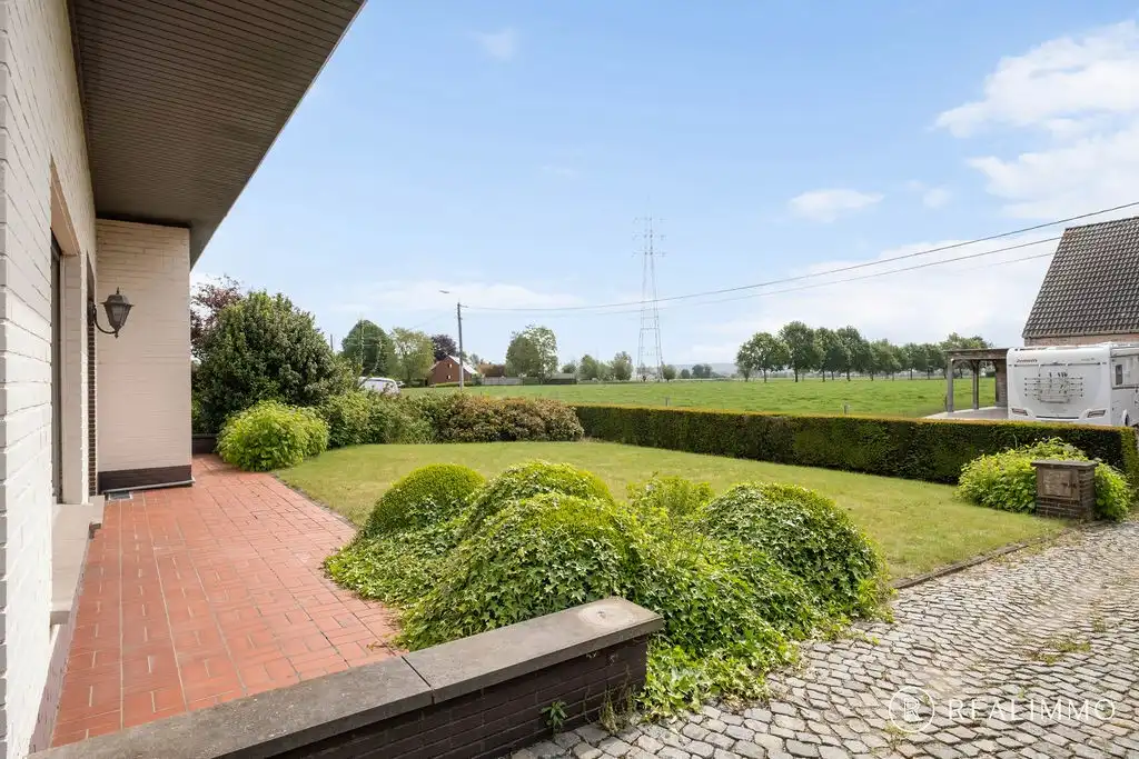 Te renoveren alleenstaande woning met tal van troeven! foto 2